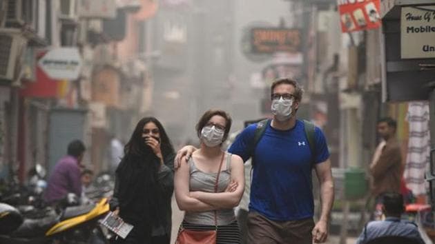 The annual average of PM2.5 levels in Delhi between 2016 and 2018 has been almost three times the safe limit at 115ug/m3.(Arun Sharma/HT PHOTO)