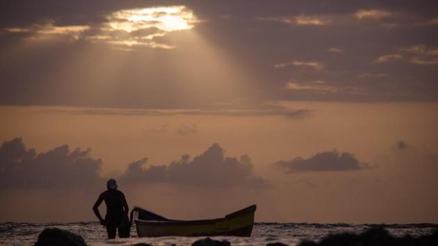 A fisherman anchors his boat after fishing at Carter road in Mumbai, Maharashtra. (Ragul Krishnan / HT Photo) 