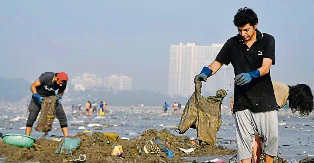 (Afroz Shah and residents during a beach clean up)