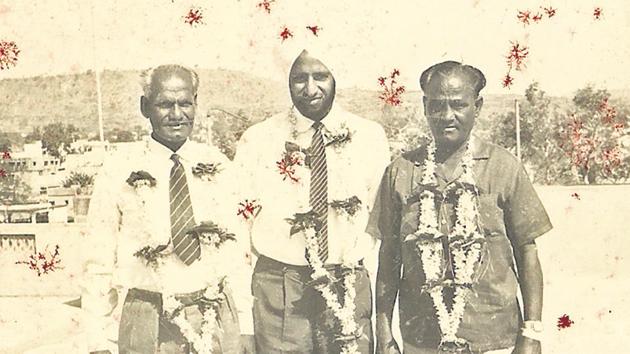 (From left) Roop Singh, Balkishan Singh and Dhyan Chand after visiting Shriniwas Kelkar’s residence. (HT/PHOTO) (From left) Roop Singh, Balkishan Singh and Dhyan Chand after visiting Shriniwas Kelkar’s residence. (HT/PHOTO)