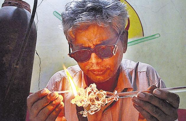 Mukund Gadre making a Ganesh idol from Borosilicate Glass at his house in Tulsibaug. (Ravindra Joshi/HT PHOTO) Mukund Gadre making a Ganesh idol from Borosilicate Glass at his house in Tulsibaug. (Ravindra Joshi/HT PHOTO)