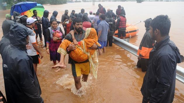 Rescue and relief work during floods in Kolhapur district of Maharashtra.(HT Photo)