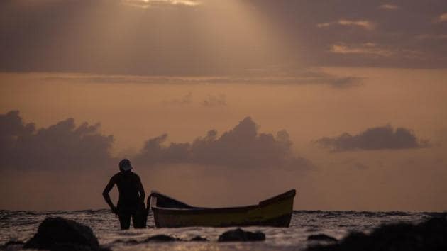 A fisherman anchors his boat after fishing at Carter road in Mumbai.(HT File Photo)