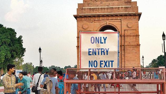Pedestrians visiting the India Gate are having a harrowing time after the Delhi Police have restricted entry and exit inside the C-Hexagon. (Sonu Mehta/HT Photo) Pedestrians visiting the India Gate are having a harrowing time after the Delhi Police have restricted entry and exit inside the C-Hexagon. (Sonu Mehta/HT Photo)
