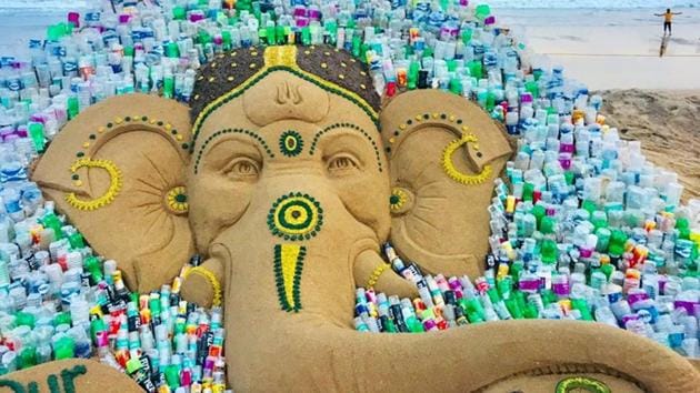 Artist Sudarsan Pattnaik decided the theme after being inspired by Prime Minister Narendra Modi’s campaign to shun single-use plastic.(Twitter/@sudarsansand)