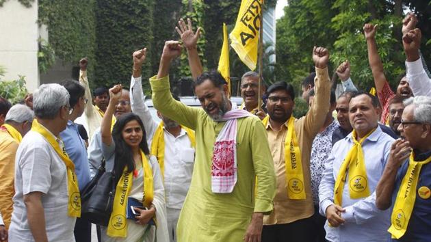 Swaraj India, on Sunday, kicked off its nine-day-long Jan Sarokar Abhiyan Yatra from Gurugram in the presence of party president Yogendra Yadav (Yogendra Kumar/HT Photo) Swaraj India, on Sunday, kicked off its nine-day-long Jan Sarokar Abhiyan Yatra from Gurugram in the presence of party president Yogendra Yadav (Yogendra Kumar/HT Photo)