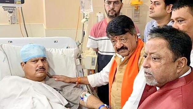 BJP Leaders Kailash Vijayvargiya and Mukul Roy meet injured party's MP from Barrackpore Arjun Singh at a hospital on Sunday.(PTI Photo)