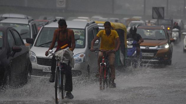 Vehicles move along during rain at National Highway 48, near Signature Tower, in Gurugram. (Yogendra Kumar/HT PHOTO) Vehicles move along during rain at National Highway 48, near Signature Tower, in Gurugram. (Yogendra Kumar/HT PHOTO)