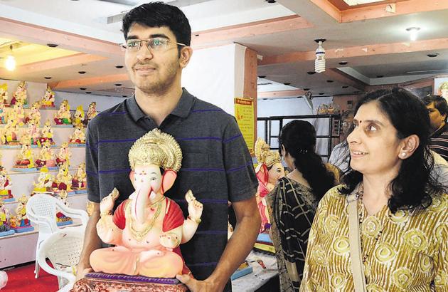 Residents take home their eco-friendly Ganpati idols from a stall at Tilak road on Sunday.(Ravindra Joshi/HT PHOTO) Residents take home their eco-friendly Ganpati idols from a stall at Tilak road on Sunday.(Ravindra Joshi/HT PHOTO)