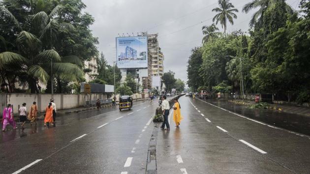 No parking areas in between Juhu Airport to Oshiwara River(SV Road) near Juhu airport in Mumbai on Sunday. (Satyabrata Tripathy/HT Photo) No parking areas in between Juhu Airport to Oshiwara River(SV Road) near Juhu airport in Mumbai on Sunday. (Satyabrata Tripathy/HT Photo)