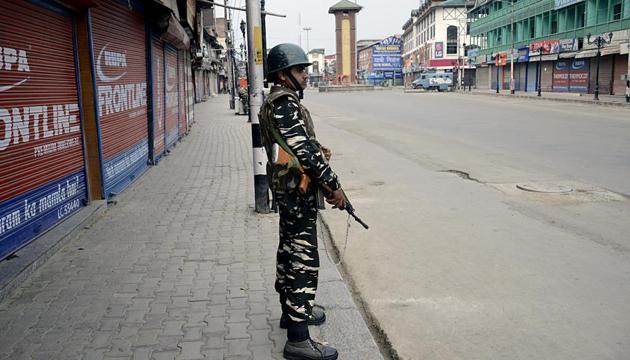 The Ganesh idol was ceremoniously installed inside Hanuman Temple at Lal Chowk, Srinagar on Monday at around 1pm. (In pic) Paramilitary personnel stands guard at Lal Chowk in Srinagar on Friday.(HT/PHOTO)