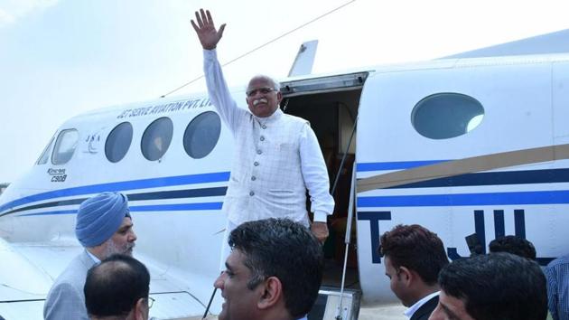 The inaugural flight, covering the distance in 45 minutes, from Hisar to Chandigarh was taken by Haryana chief minister, Hisar MP Brijendra Singh, MLA Kamal Gupta, Spice Jet project officer Manjiv Singh and aviation officials(HT Photo)