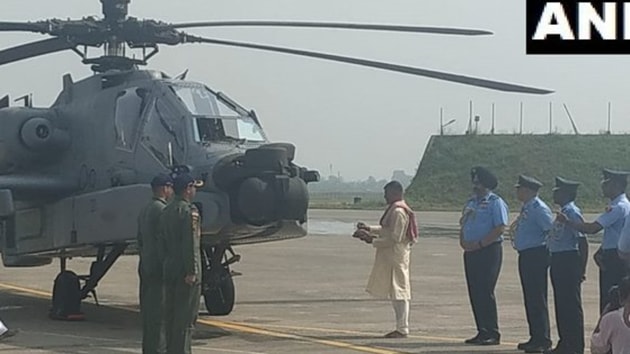 Air Chief Marshal BS Dhanoa and Western Air Commander Air Marshal R Nambiar near the Apache choppers for ‘Pooja’ ceremony before induction at the Pathankot Air Base. (ANI photo)