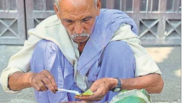 Ram Jeevan, originally from Benaras, has been selling paan in Delhi for nearly 53 years. (HT Photo) Ram Jeevan, originally from Benaras, has been selling paan in Delhi for nearly 53 years. (HT Photo)