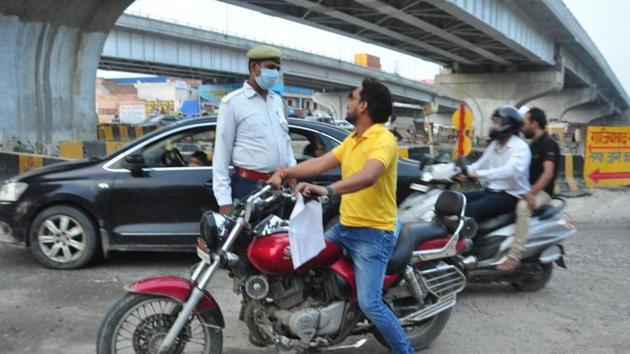 Gurugram Police issued Dinesh Madan a challan on Monday, near the district court in Gurugram, for not carrying the documents including his driving licence, registration certificate of the motorcycle and the pollution certificate.(Sakib Ali/HT file photo for representation)