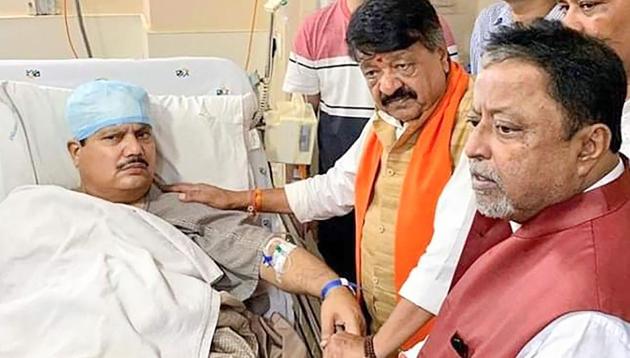 BJP Leaders Kailash Vijayvargiya and Mukul Roy meet injured party’s MP from Barrackpore Arjun Singh at a hospital on Sunday.(PTI Photo)