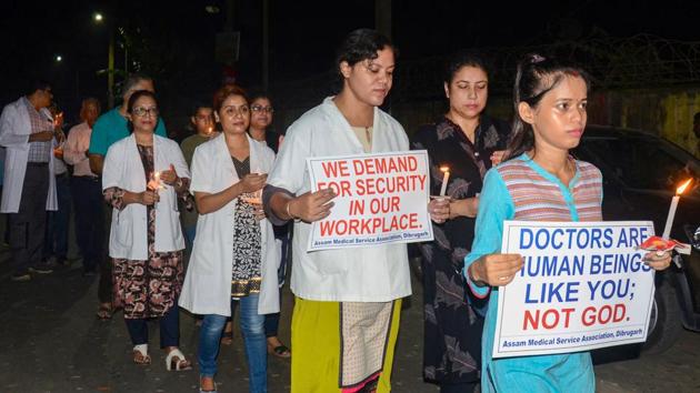 Assam Medical College and Hospital Teachers Association and the Assam wing of the Indian Medical Association (IMA) take out a candle light march in Dibrugarh to protest the murder Dr Deben Dutta in a tea estate in Teok.(PTI)