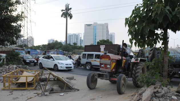 An Illegal entry and exit paths for vehicles seen on Golf Course Extension Road near Sector-57 red light between Ghata Chowk and Vatika City Chowk, in Gurugram, India, on Monday, September 02, 2019. (Parveen Kumar/HT Photo) An Illegal entry and exit paths for vehicles seen on Golf Course Extension Road near Sector-57 red light between Ghata Chowk and Vatika City Chowk, in Gurugram, India, on Monday, September 02, 2019. (Parveen Kumar/HT Photo)