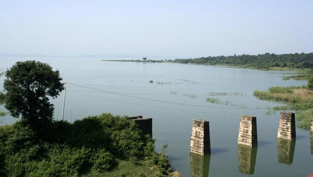 SThe release of excess water from Pong Dam, which is located on Beas river, may create a flood-like situation in parts of Punjab, some areas of which are already facing floods after release of excess water from the Bhakra Dam a few days ago.(HT File)