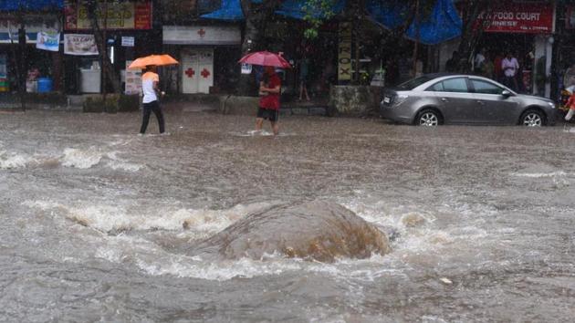 Waterlogging at Andheri- Kurla road in Mumbai on Wednesday. (Pramod Thakur/ HT photo) Waterlogging at Andheri- Kurla road in Mumbai on Wednesday. (Pramod Thakur/ HT photo)