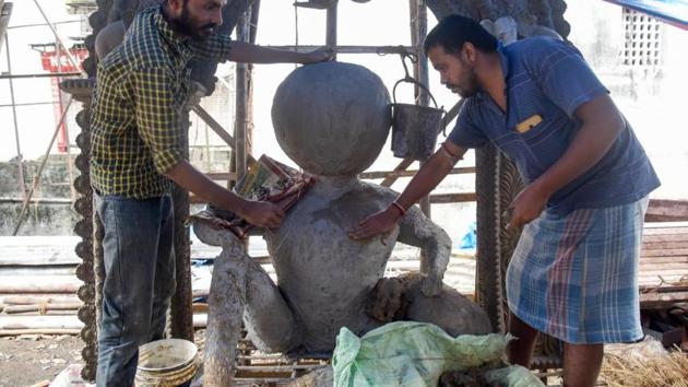 Bengali craftsmen work their art into an idol in Pune. (HT) Bengali craftsmen work their art into an idol in Pune. (HT)