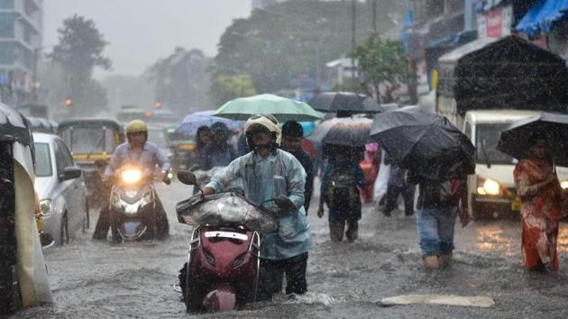 Red alert warning has been issued by the India Meteorological Department for Mumbai,Thane, Palghar and Raigad as more than 200mm of rain is expected over the next 24 hours. (Rahul Krishnan/ HT Photo) Red alert warning has been issued by the India Meteorological Department for Mumbai,Thane, Palghar and Raigad as more than 200mm of rain is expected over the next 24 hours. (Rahul Krishnan/ HT Photo)