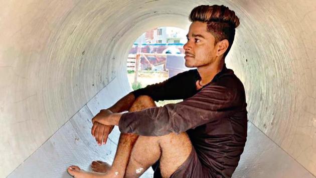 Rathore, who sells teddy bears on the street escapes the heat by taking refuge inside drainage pipes. (HT Photo) Rathore, who sells teddy bears on the street escapes the heat by taking refuge inside drainage pipes. (HT Photo)