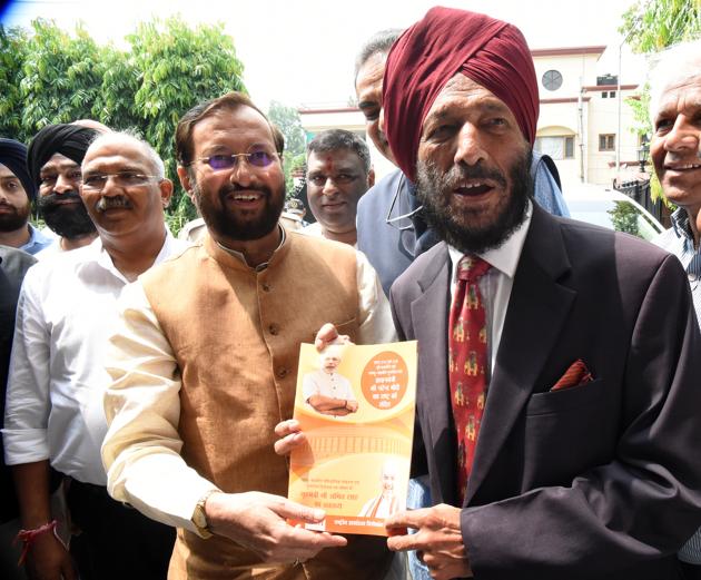 Union minister Prakash Javadekar presenting a booklet on abrogation of Article 370 as part of BJP’s campaign to veteran athlete Milkha Singh in Chandigarh on Wednesday.(Sanjeev Sharma/HT) Union minister Prakash Javadekar presenting a booklet on abrogation of Article 370 as part of BJP’s campaign to veteran athlete Milkha Singh in Chandigarh on Wednesday.(Sanjeev Sharma/HT)