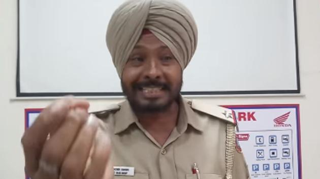 Bhupinder Singh sang the song in Pubjabi. (Facebook/Chandigarh Traffic Police) Bhupinder Singh sang the song in Pubjabi. (Facebook/Chandigarh Traffic Police)