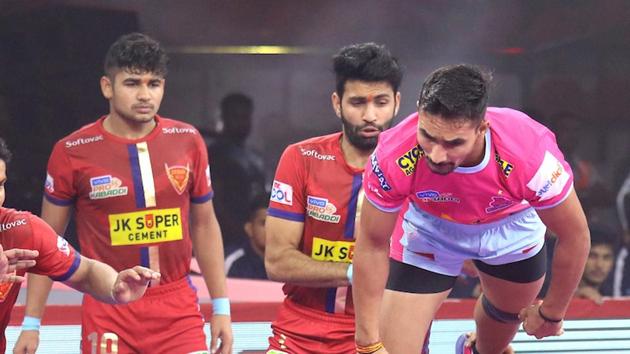 Players of Dabang Delhi in action against Jaipur Pink Panthers.(PKL Image)