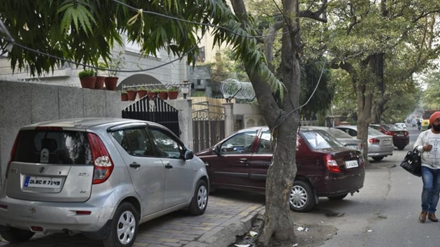 The SC recently made an observation in its judgement about the fights over the issue of parking of vehicles in neighbourhoods.(Burhaan Kinu / HT Photo)