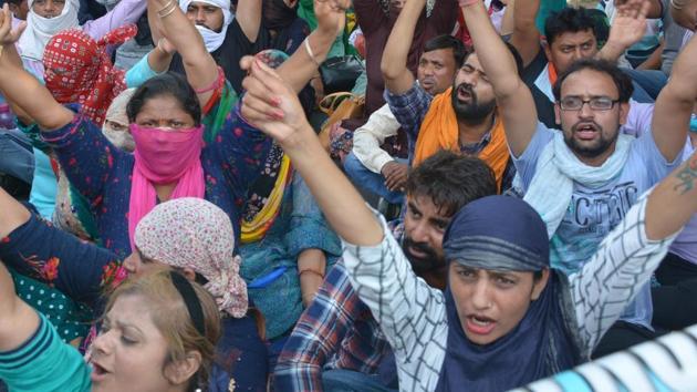 Nearly a week after the government announced 20% aid for private unaided schools in the state, hundreds of members of the Maharashtra Permanent Unaided Kruti Samiti, the association of these schools, continued their protest on Tuesday. (Representative Image/HT File Photo) Nearly a week after the government announced 20% aid for private unaided schools in the state, hundreds of members of the Maharashtra Permanent Unaided Kruti Samiti, the association of these schools, continued their protest on Tuesday. (Representative Image/HT File Photo)