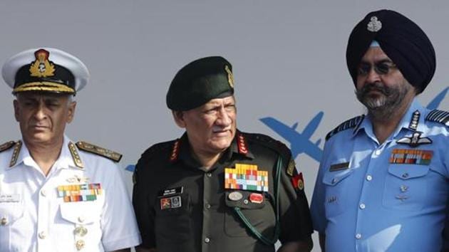 Indian Navy chief Admiral Sunil Lanba, army chief Gen. Bipin Rawat, and Air Chief Marshal Birender Singh Dhanoa at an event in Bangalore, Feb. 20, 2019.(AP File)