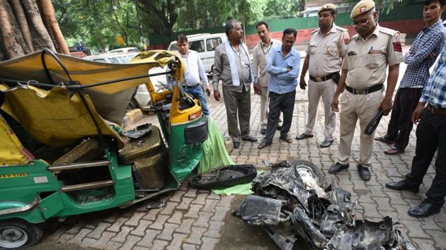 The mangled remains of an auto-rickshaw and the Diwans’ scooter after a dumper truck ran over them Monday night.(Arvind Yadav/HT PHOTO)