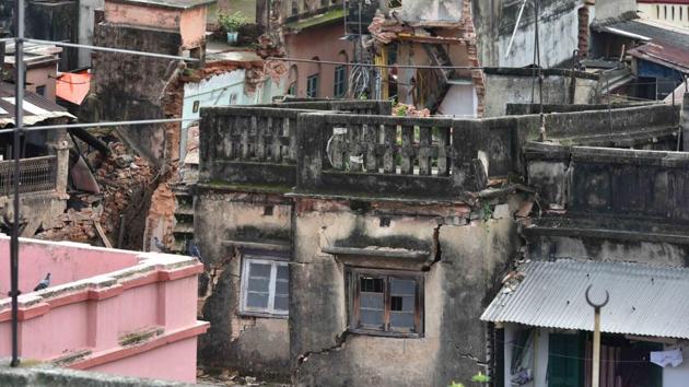 Admitting that at least five houses had collapsed owing to ground settlement from seepage after a tunnel-boring machine hit a water table, the KMRC counsel told a division bench presided by Chief Justice TBN Radhakrishnan that work will start only after getting the court’s nod. (Samir Jana / HT Photo) Admitting that at least five houses had collapsed owing to ground settlement from seepage after a tunnel-boring machine hit a water table, the KMRC counsel told a division bench presided by Chief Justice TBN Radhakrishnan that work will start only after getting the court’s nod. (Samir Jana / HT Photo)