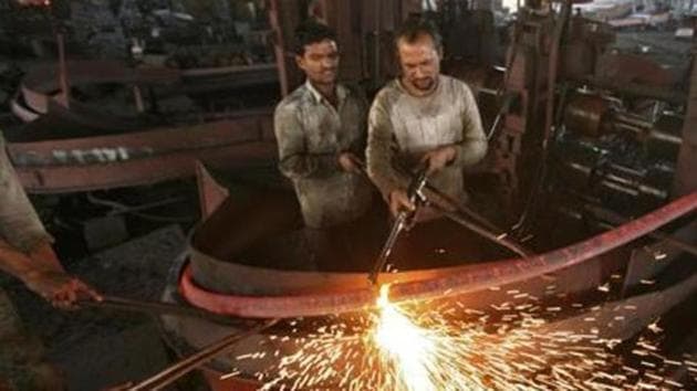 India’s longest growth slump since 2012 is heightening concern that it may be tough for policy makers to reverse the slowdown.(Reuters Photo) India’s longest growth slump since 2012 is heightening concern that it may be tough for policy makers to reverse the slowdown.(Reuters Photo)