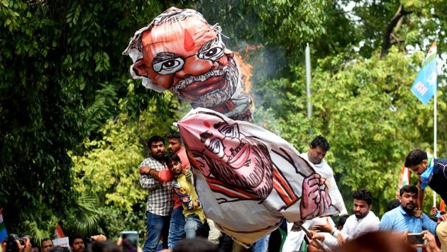 Members of Indian Youth Congress burn an effigy of Prime Minister Narendra Modi as they protest against the arrest of senior Congress leader DK Shivkumar at Raisina Road in New Delhi. (Amal KS/HT PHOTO) Members of Indian Youth Congress burn an effigy of Prime Minister Narendra Modi as they protest against the arrest of senior Congress leader DK Shivkumar at Raisina Road in New Delhi. (Amal KS/HT PHOTO)