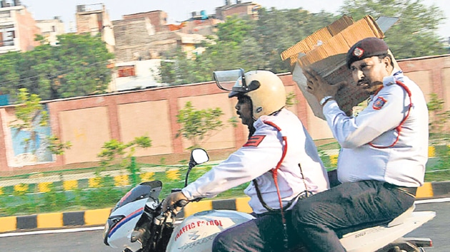 If a traffic police official is caught for jumping the red light, she will be fined <span class='webrupee'>?</span>2,000 instead of the <span class='webrupee'>?</span>1,000 mandated in the amended MV Act.(Representative Image.HT File Photo)