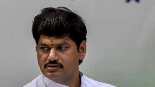 NCP leader Dhananjay Munde took on Thackeray for asking a participant in party’s interactive programme ‘Aaditya Sanwad’ which party he belonged to.(HT File Photo)