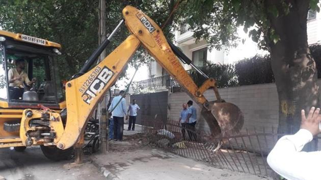 As many as 400 permanent and temporary structures were demolished in Greater Kailash-1 on Wednesday. The drive will be taken up in other south Delhi areas as well, said officials.(Sourced) As many as 400 permanent and temporary structures were demolished in Greater Kailash-1 on Wednesday. The drive will be taken up in other south Delhi areas as well, said officials.(Sourced)