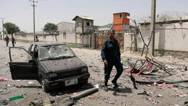 A powerful bomb rocked the Afghan capital , rattling windows, sending smoke billowing from Kabul's downtown area and wounding dozens of people.(Reuters photo)