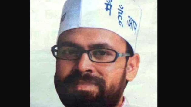 A municipal corporation inspector on Thursday alleged he was beaten up by Aam Aadmi Party MLA Akhilesh Pati Tripathi when he objected to the MLA from obstructing cleaning work being carried out in Azadpur. (HT Photo) A municipal corporation inspector on Thursday alleged he was beaten up by Aam Aadmi Party MLA Akhilesh Pati Tripathi when he objected to the MLA from obstructing cleaning work being carried out in Azadpur. (HT Photo)