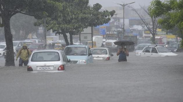 Water logging due to heavy rain on Western express highway Santacruz east Agri pada in Mumbai, India, on Wednesday. (Vijayanand Gupta/HT Photo) Water logging due to heavy rain on Western express highway Santacruz east Agri pada in Mumbai, India, on Wednesday. (Vijayanand Gupta/HT Photo)