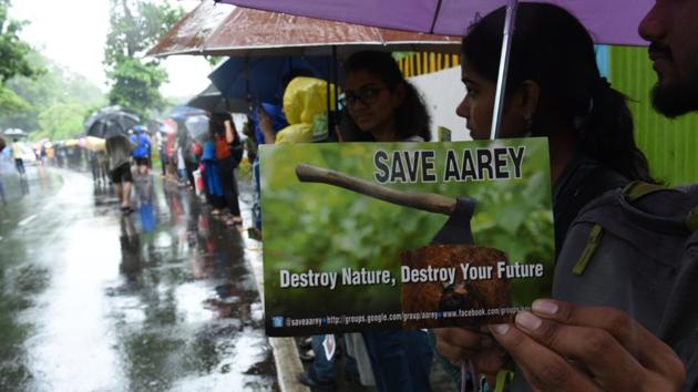 Protesters form a human chain during protest destruction of Aarey Colony.(HT Photo)