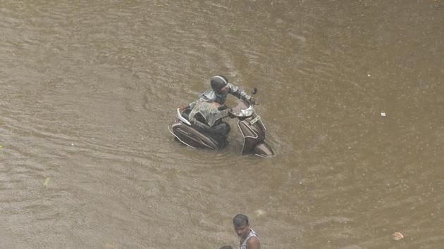 Water logging due to heavy rain on Tulsi pipe road near matunga station in Mumbai. (Vijayanand Gupta/HT Photo) Water logging due to heavy rain on Tulsi pipe road near matunga station in Mumbai. (Vijayanand Gupta/HT Photo)