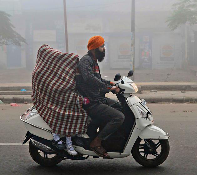 UP sheet street: Going to school in smog caused by crop burning.(AFP)