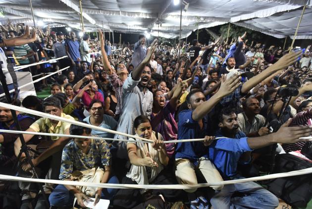 Students cheer during a JNU presidential debate for the students’ union election, at JNU Campus, in New Delhi on Thursday.(Sanjeev Verma/HT PHOTO)