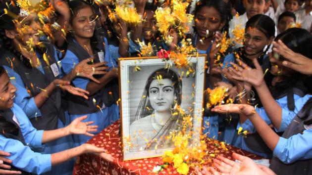 Thane, India - January 3, 2019: Savitribai Phule, the women who initiated pioneering the importance of education within females, student of New English School, Thane pays tribute to Savitribai Phule on the occasion of her birth anniversary by celebrating her thoughts and efforts in Thane , India, on Thursday, January 3, 2019. (Photo by Praful Gangurde/ HT Photo)(HT PHOTO)