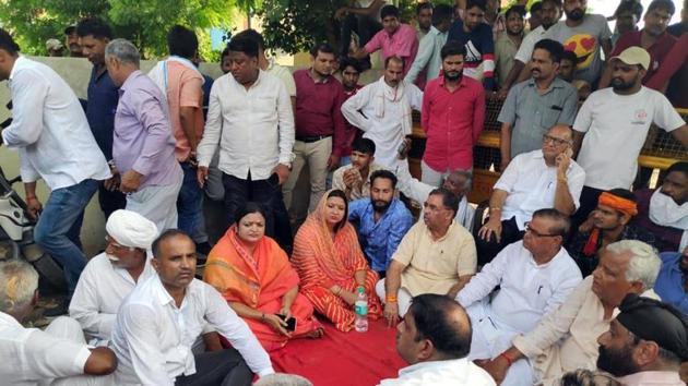 People protest at Kho Nagoriyan police station in Jaipur on Thursday. (SOURCED) People protest at Kho Nagoriyan police station in Jaipur on Thursday. (SOURCED)