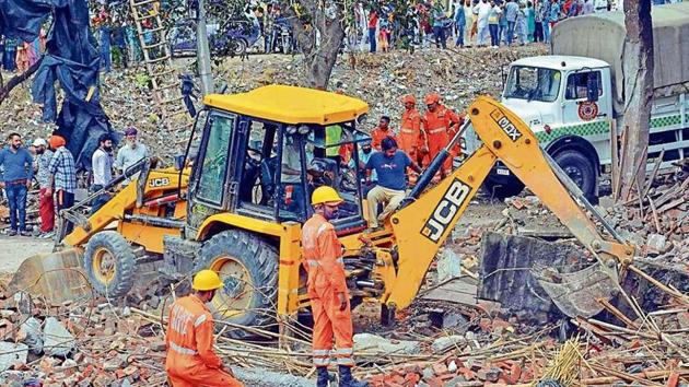 NDRF personnel during the rescue operation in Batala on Thursday(PTI)